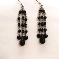 Orecchini pendenti con perline neri