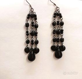 Orecchini pendenti con perline neri