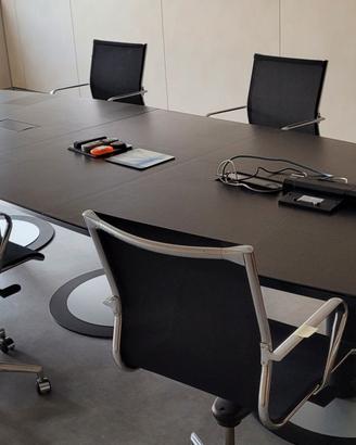 Tavolo riunioni ovale in pelle nera – design execu