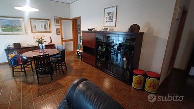 Oggetti mobili quadri elettrodomestici stoviglie