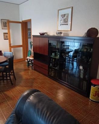 Oggetti mobili quadri elettrodomestici stoviglie