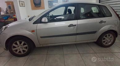 Ford Fiesta da sistemare o per pezzi di ricambio 