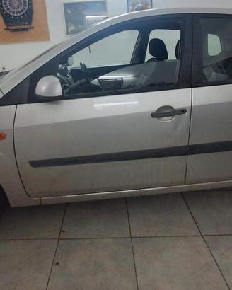 Ford Fiesta da sistemare o per pezzi di ricambio 