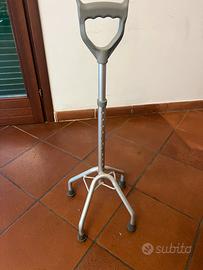 Bastone quadripode per anziani