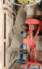 Aratro bivomere per trattore