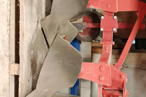 Aratro bivomere per trattore