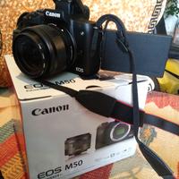 Canon EOS M50 mirrorless con accessori