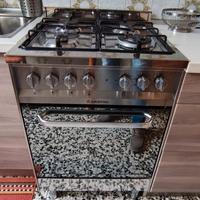 Cucina  4 fuochi a gas + forno elettrico