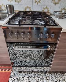 Cucina  4 fuochi a gas + forno elettrico