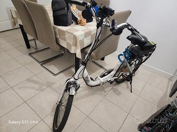 Bicicletta elettrica pieghevole 