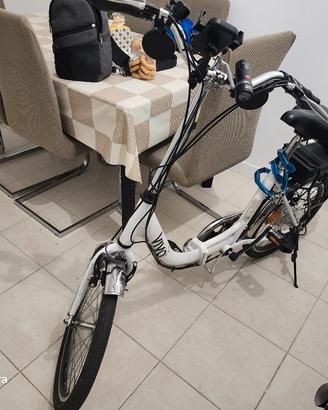 Bicicletta elettrica pieghevole 