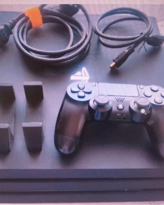 PS4 pro con controller, cavi e base per tenerla ve