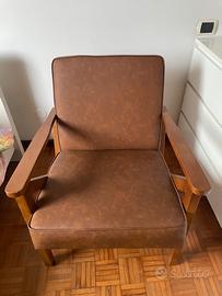 poltrona in ecopelle mid century