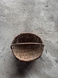 Cesto agricolo antico in vimini con manico