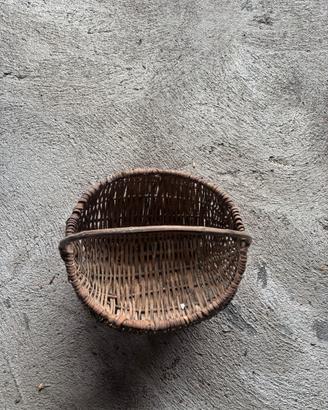 Cesto agricolo antico in vimini con manico
