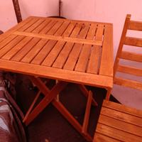 Tavolo e sedie pieghevoli legno