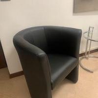 poltroncina di design in ecopelle colore nero