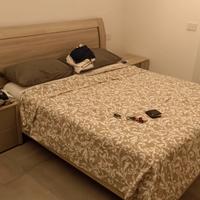 letto matrimoniale e comodini