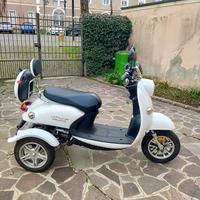 scooter elettrico a tre ruote 