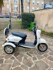 scooter elettrico a tre ruote 