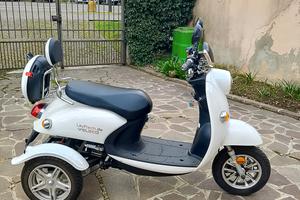 scooter elettrico a tre ruote 
