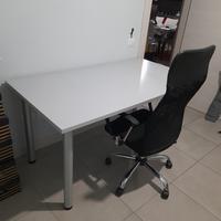 Scrivania con piedi smontabili e regolabili. 