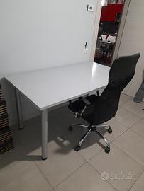 Scrivania con piedi smontabili e regolabili. 