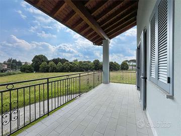 Sesto Calende - Ampio trilocale con terrazzo