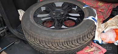 4 cerchi in lega, comprese gomme da neve.