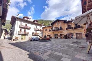 ETROUBLES Piazza Chanoux