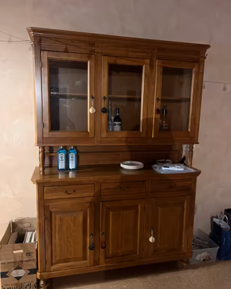 Credenza il legno massello con vetrina