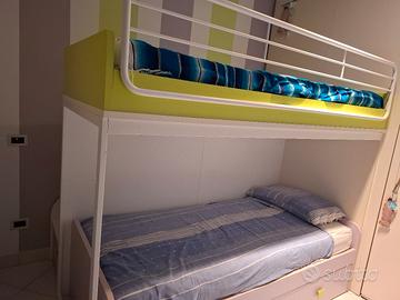 letto a castello con scala contenitore