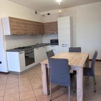 Cucina con elettrodomestici