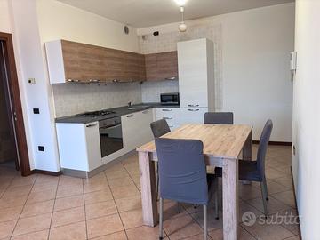 Cucina con elettrodomestici