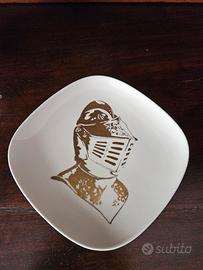 Piatto in porcellana con decorazione in oro