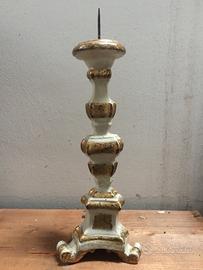Candelabro antico in legno