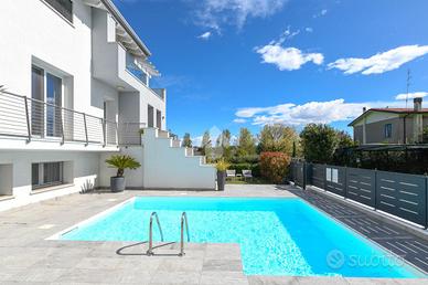 VILLA SINGOLA A PESCHIERA DEL GARDA