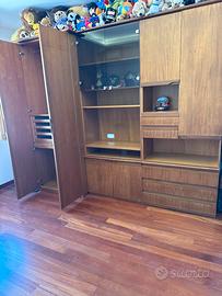 Armadio in legno massello fatto da falegname