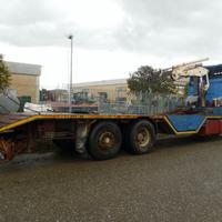 Carrellone IVECO 190-26 con gru