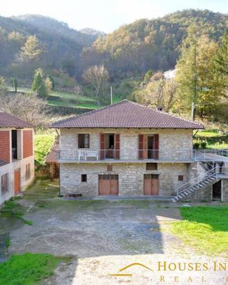 Rustico / Casale di 400 m² con più di 5 locali e b