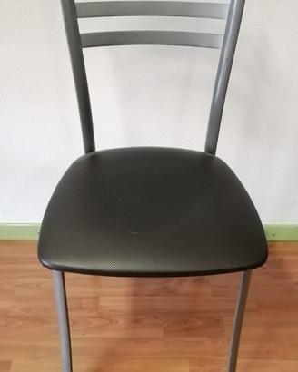 sedie impilabili in metallo e seduta lavabile 