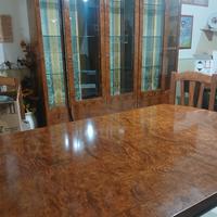 vetrina/tavolo/sedie 