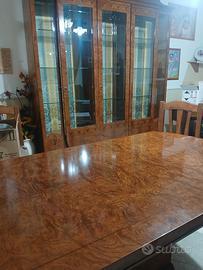 vetrina/tavolo/sedie 