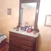 Comò con specchiera in legno scolpito