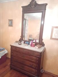 Comò con specchiera in legno scolpito