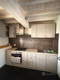 Cucina graziosa in omaggio.