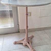 Tavolino tondo in marmo con piede rosa