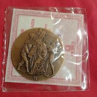 medaglione di bronzo Gesù con la croce