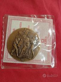 medaglione di bronzo Gesù con la croce