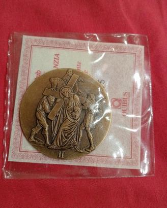 medaglione di bronzo Gesù con la croce
